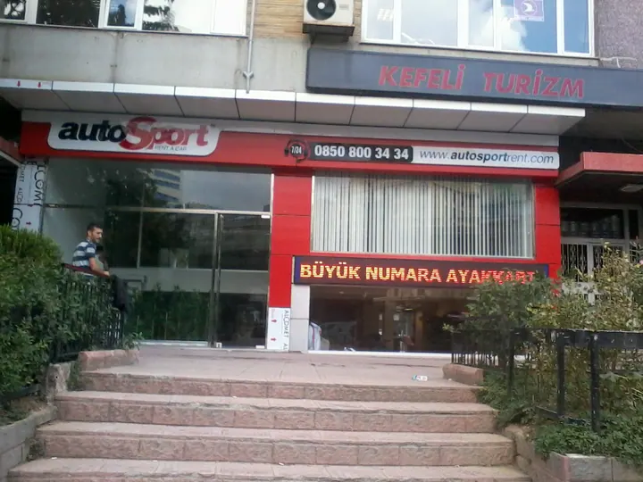AutoSport cephe uygulaması — Marka tabelası ve kırmızı cephe yüzeylerinin genel görünümü.